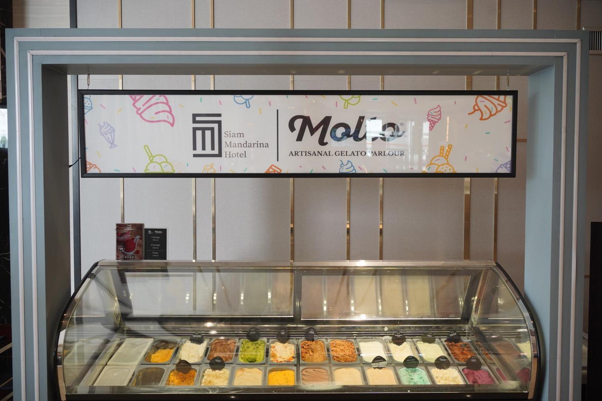 Siam Mandarina Hotel - Free Bkk Airport Shuttle Samut Prakan Exterior photo The photo shows a gelato display at a location associated with the "Mandarin Hotel." Above the display case, there is a sign that reads "Molé," indicating the name of the gelato brand or section. The gelato case itself contains a variety of colorful